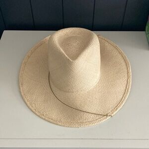 Janessa Leone 100% Straw Hat. Size small. Beautiful detailing w/ metal work
EUC